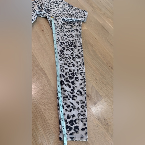Varley Cheetah Century Leggings size small - Picture 9 of 11